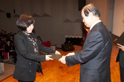 군산 시장님에게 사령교부를 받는 여성 참석자.