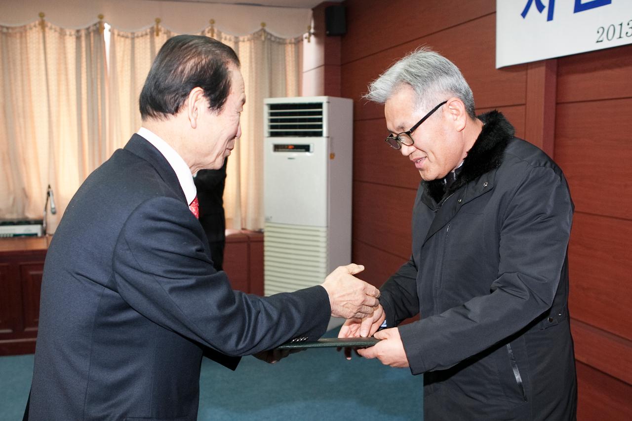 기업사랑 실천과제 자문관 위촉식에서 군산 시장님이 수여하고 있다.