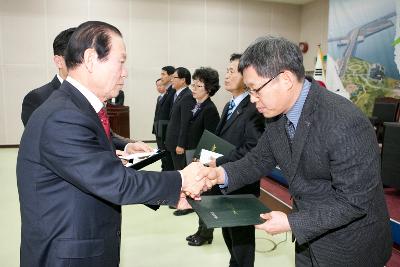 조기집행 우수부서 표창 악수를 하고있는 시장님.