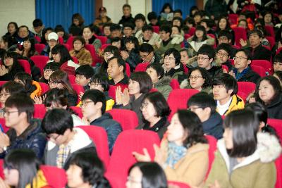 박수 치고있는 학생들과 학부모.