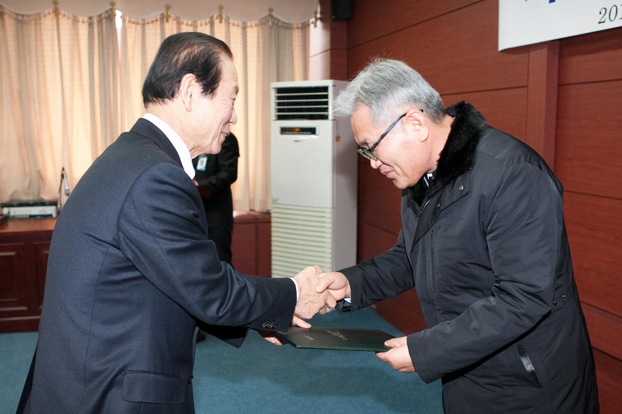 기업사랑 실천과제 자문관 위촉식에서 군산 시장님이 수여하고 있다.