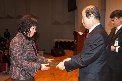 군산 시장님에게 사령교부를 받는 여성 참석자.