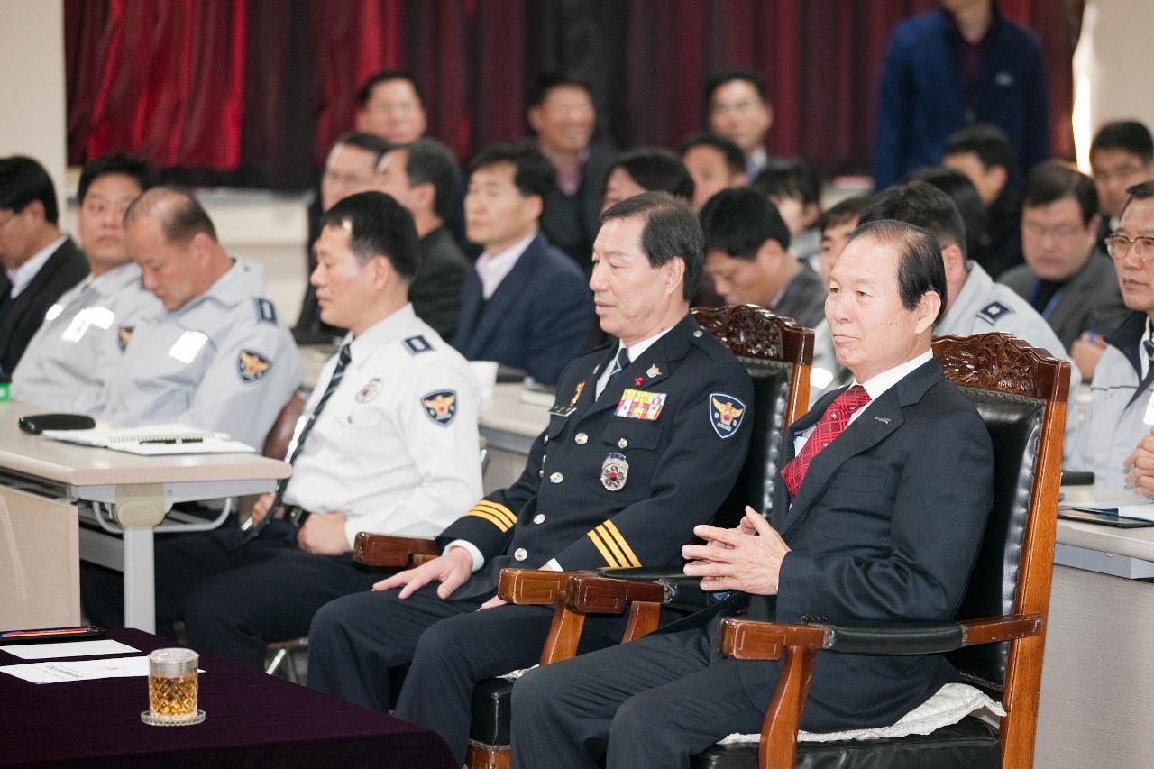 시장님과 경찰 간부들이 나란히 앉아있다.