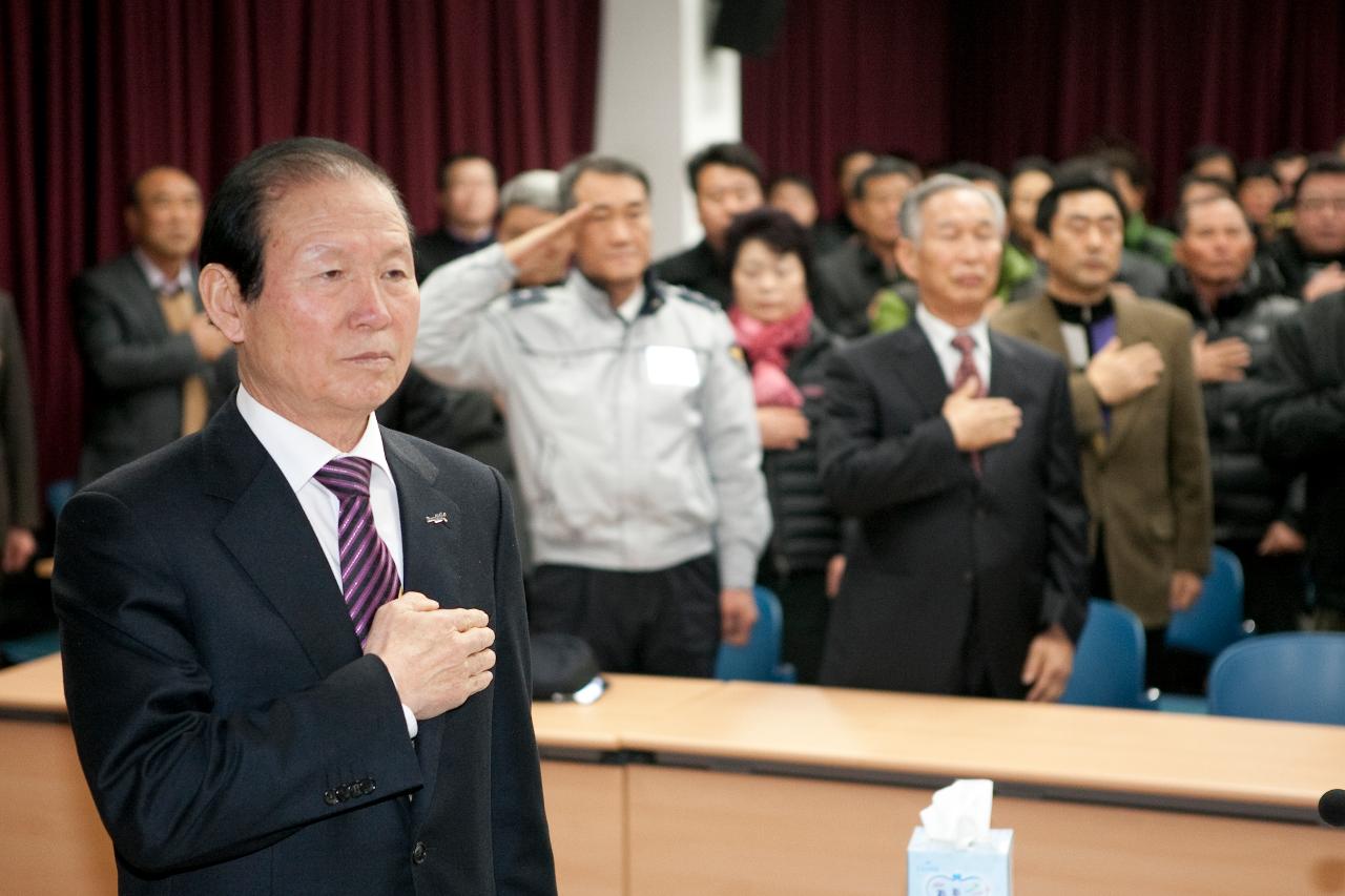 국민의례중인 주민과 시장님.