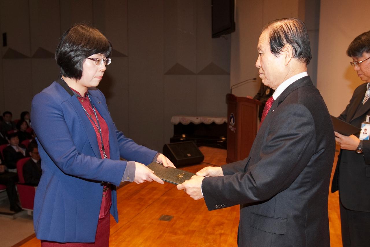 군산 시장님에게 사령교부를 받는 여성 참석자.