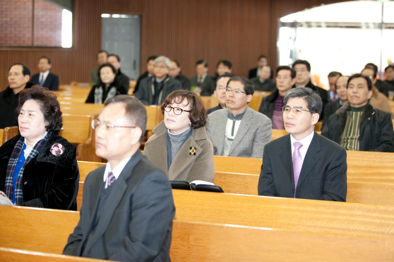 시장님의 축사에 경청하는 신도들.