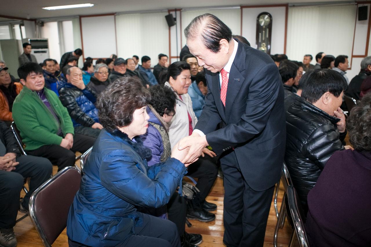 회현면 주민과 시장님과 인사.