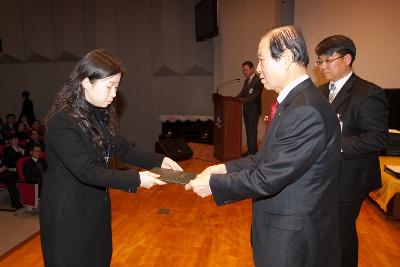 군산 시장님에게 사령교부를 받는 여성 참석자.