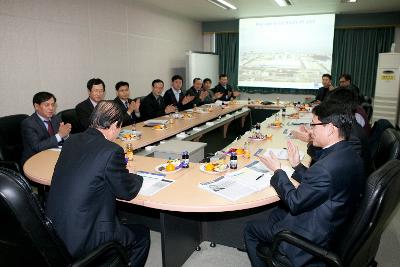 공단발전협의회 월례회의 군산 시장님에게 박수를 치며 화답하는 참석자들.