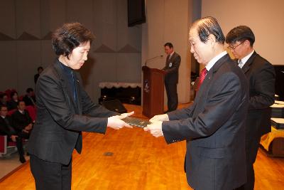 사령교부를 받는 여성 참석자.