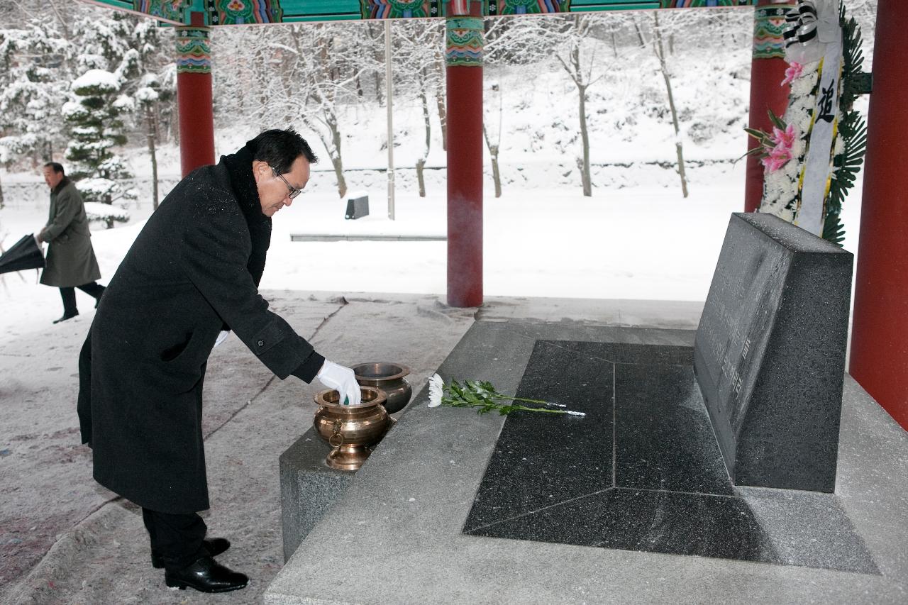 헌화식을 하는 관계자 분들.