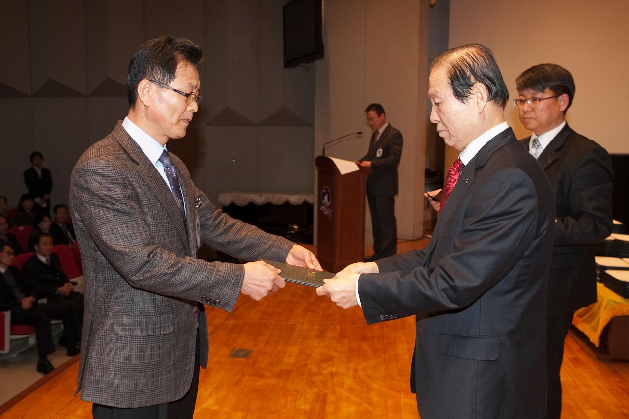 군산 시장님에게 사령교부를 받는 참석자.