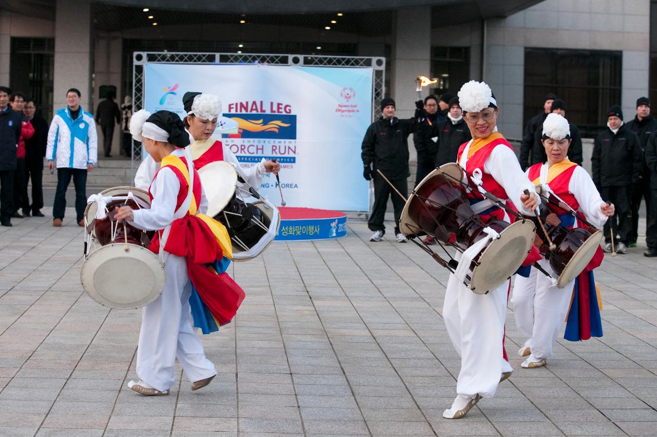 흥겹게 춤추며 장구를 치고있는 풍물 패.4