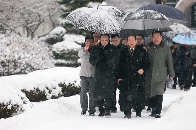 신년 군경묘지 참배를 위해 것고있는 관계자들과 시장님.