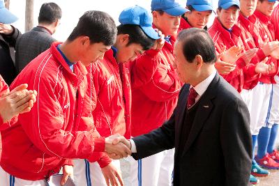 시장님이 군산상고 야구부 학생들고 악수하고있다.