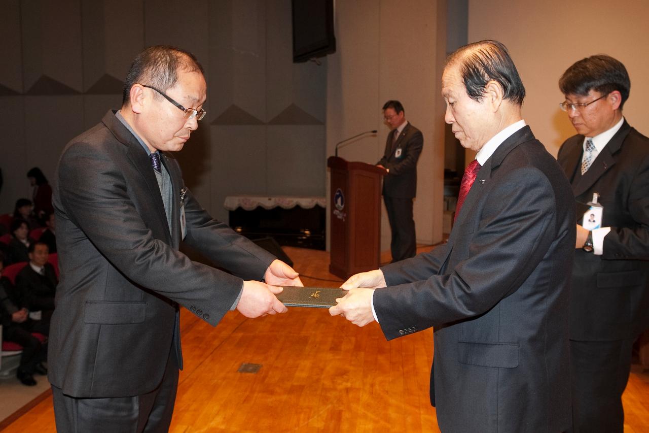 군산 시장님에게 사령교부를 받는 참석자.