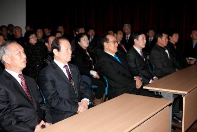 시장님과 임피면 주민이 동영상 자료 시청을 하고있다.