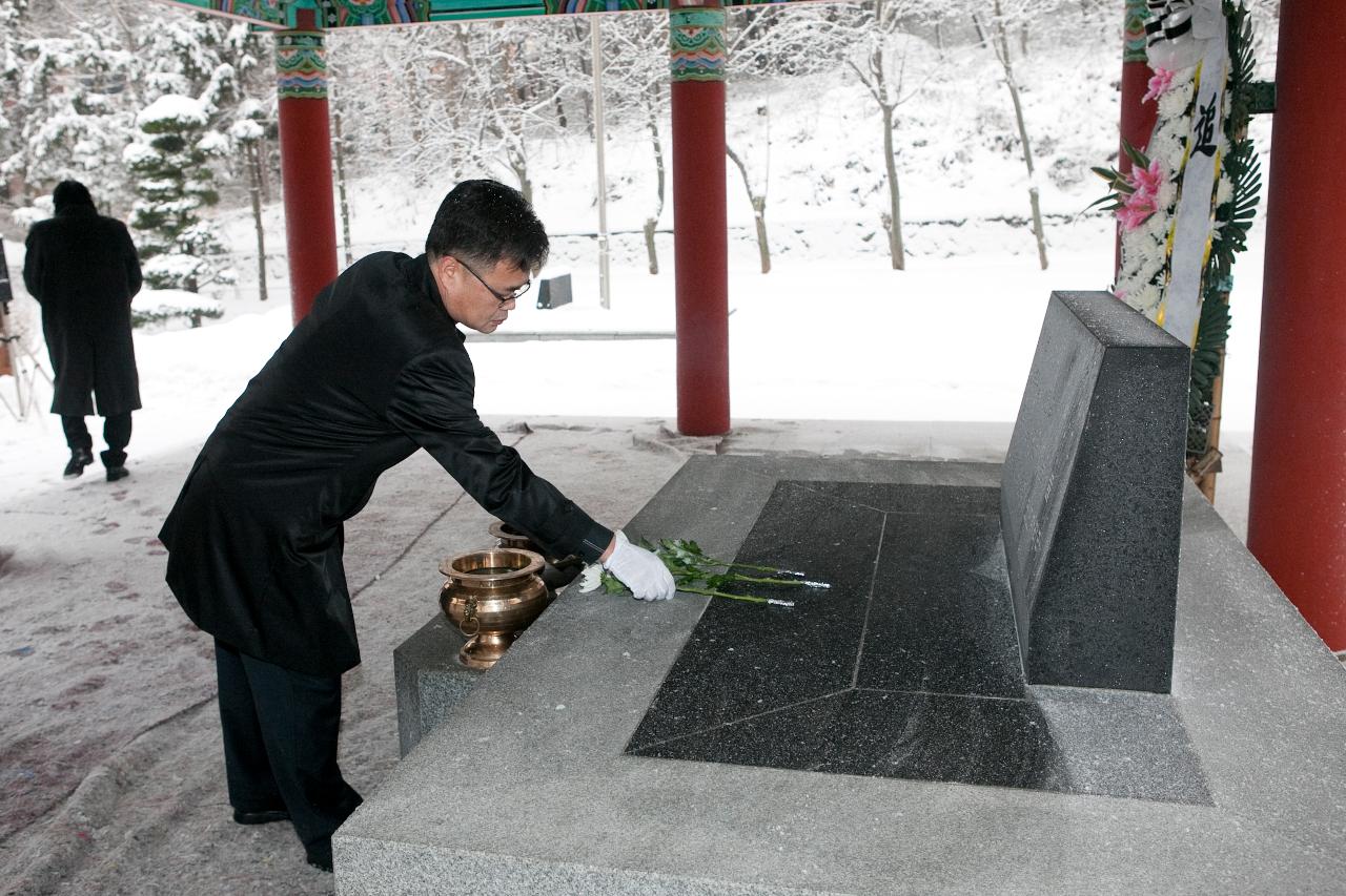 헌화식을 하는 관계자 분들.