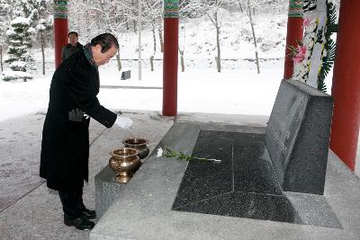 헌화식을 하시는 시장님.