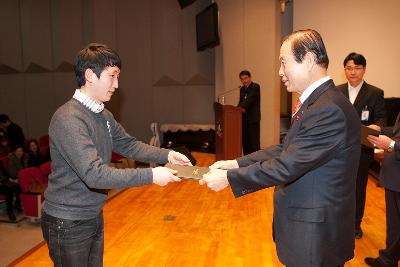 시장님이 시립예술단원에게 위촉장을 수여하는 모습