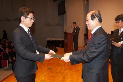 군산 시장님에게 사령교부를 받는 참석자.