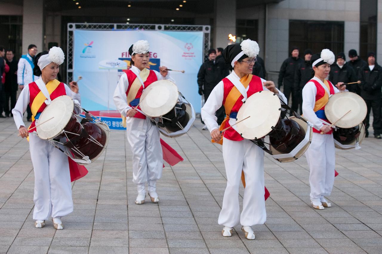 흥겹게 춤추며 장구를 치고있는 풍물 패.3