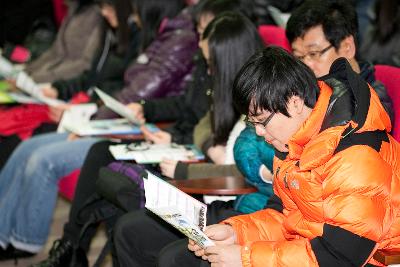 글로벌리더 아카데미 개강식에서 학생들이 안내서를 꼼꼼히 읽고있다.