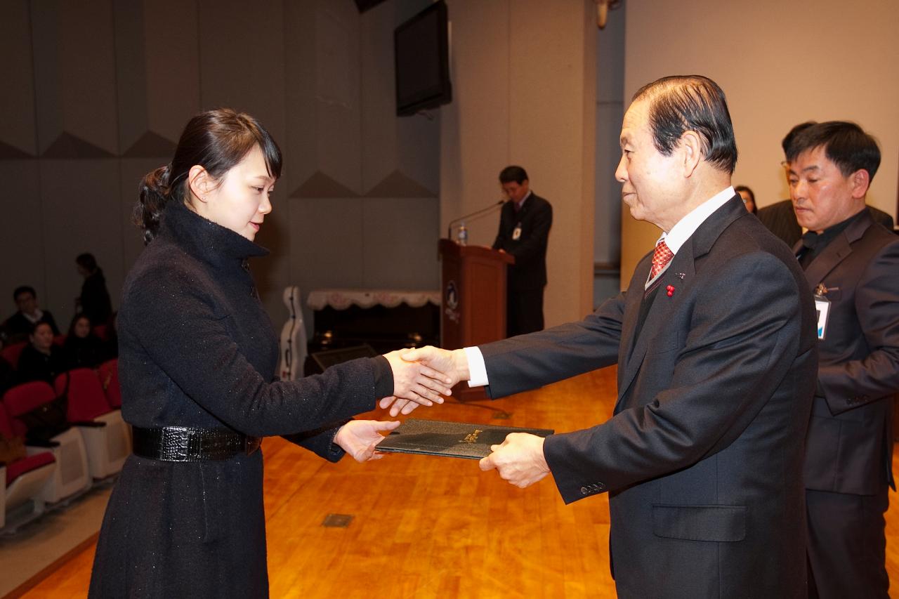 시장님이 시립예술단원에게 위촉장을 수여하는 모습