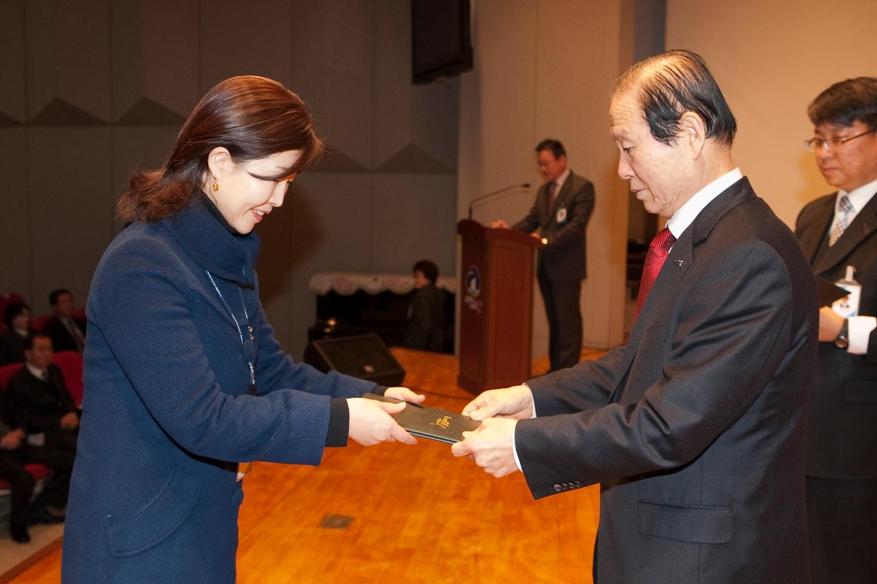 사령교부를 받는 여성 참석자.