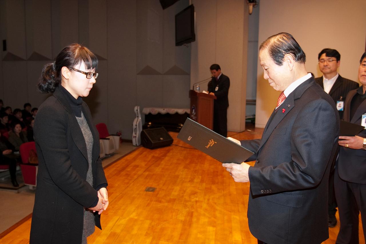 시장님이 시립예술단원에게 위촉장을 수여하는 모습