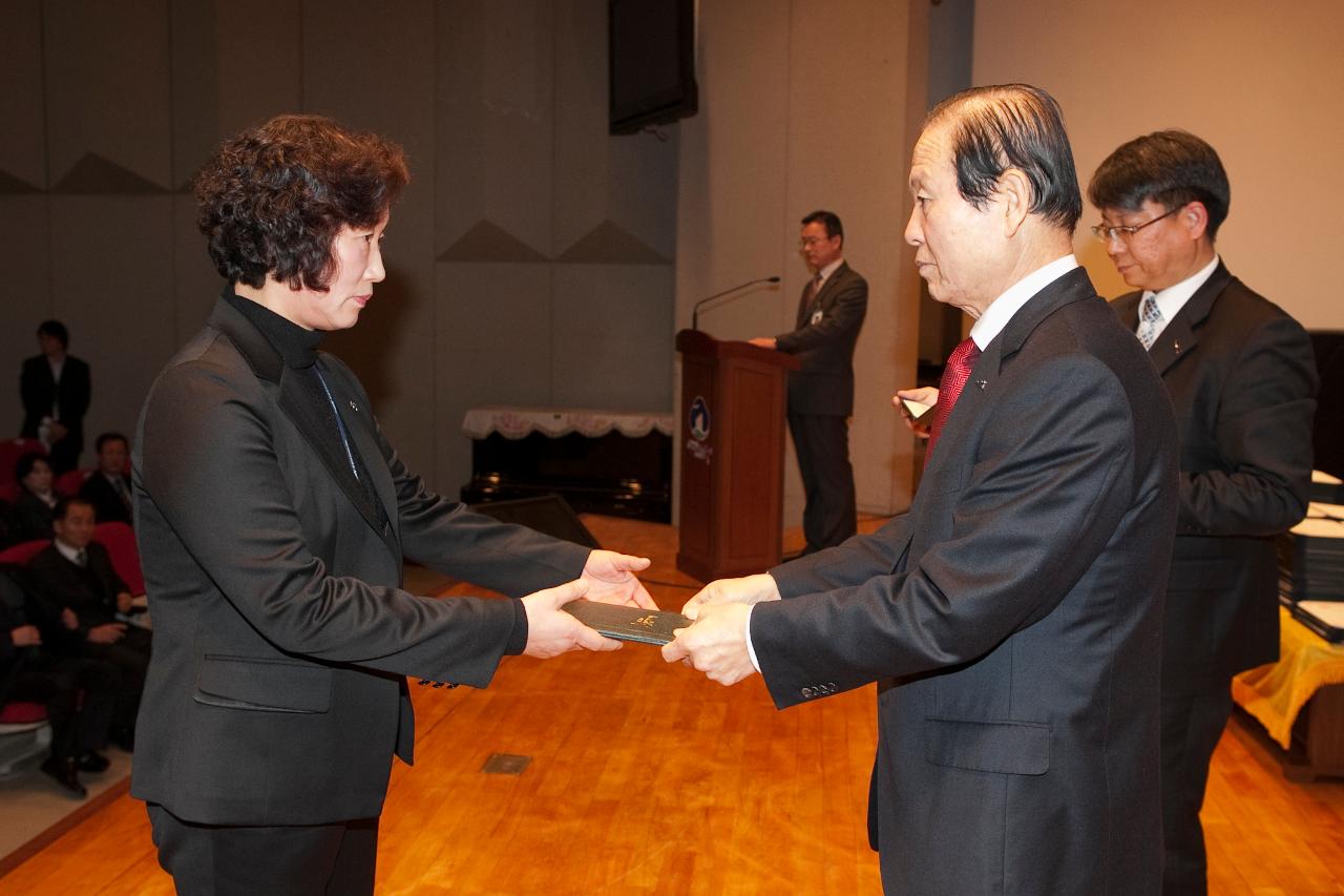 군산 시장님에게 사령교부를 받는 여성 참석자.