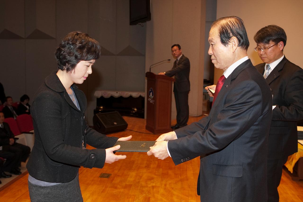 군산 시장님에게 사령교부를 받는 여성  참석자.