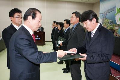 조기집행 우수부서 표창과 상품을 받고있다.