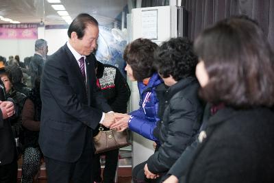 서수면 주민과 인사 나누는 군산 시장님.