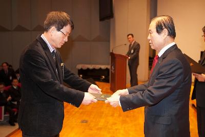 군산 시장님께 사령교부 받는 참석자.