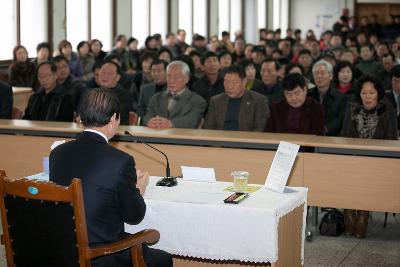 대야면 연두 주민이 군산 시장님의 말씀을 듣고있다.