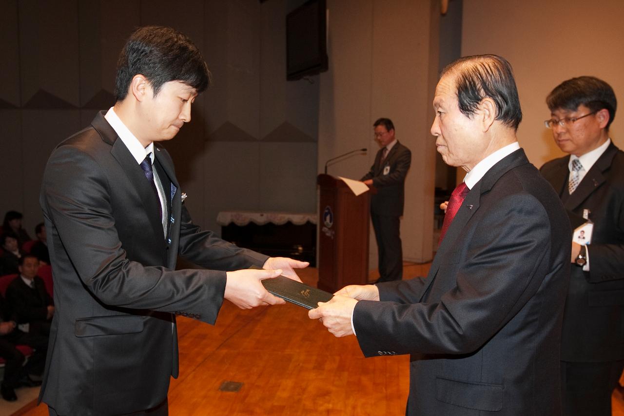 군산 시장님에게 사령교부를 받는 참석자.