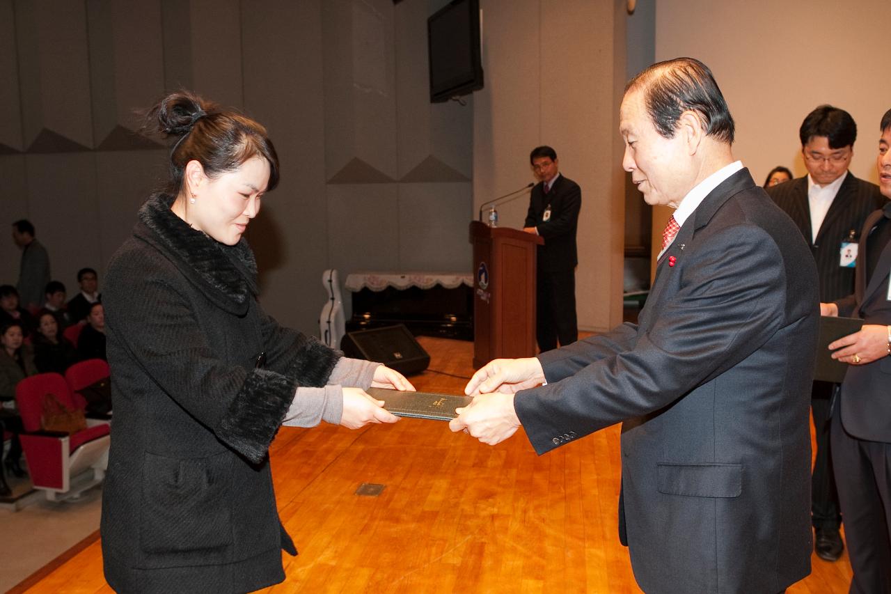 시장님이 시립예술단원에게 위촉장을 수여하는 모습