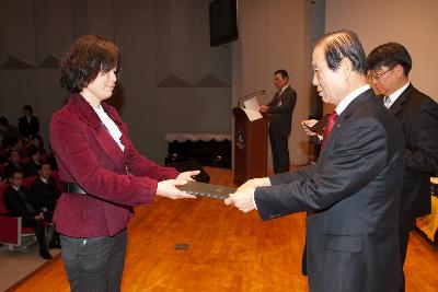 군산 시장님에게 사령교부를 받는 여성 참석자.