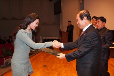 시장님이 시립예술단원에게 위촉장을 수여하며 악수하는 모습