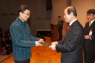 군산 시장님에게 사령교부를 받는 참석자.