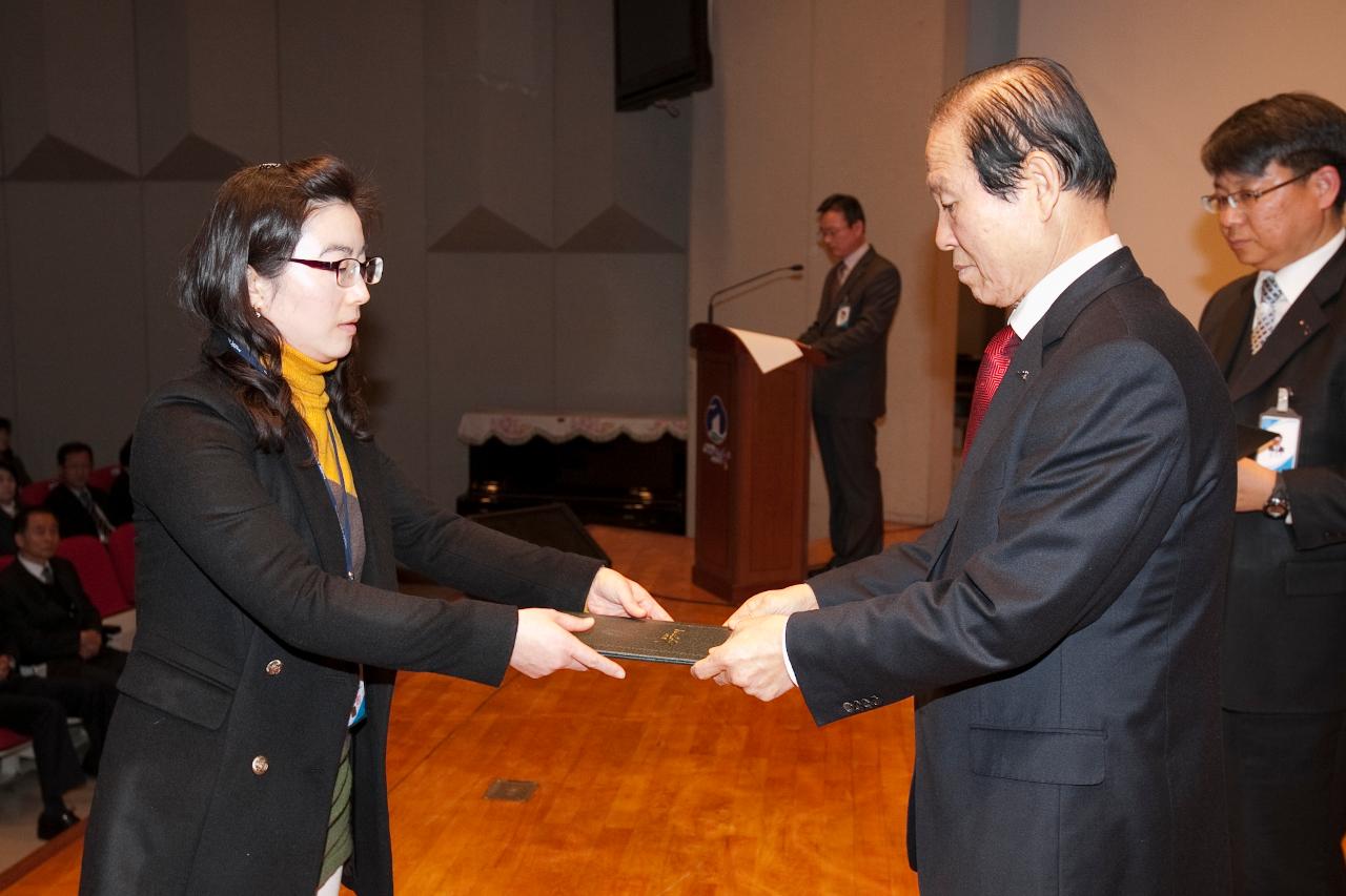 군산 시장님에게 사령교부를 받는 여성 참석자.