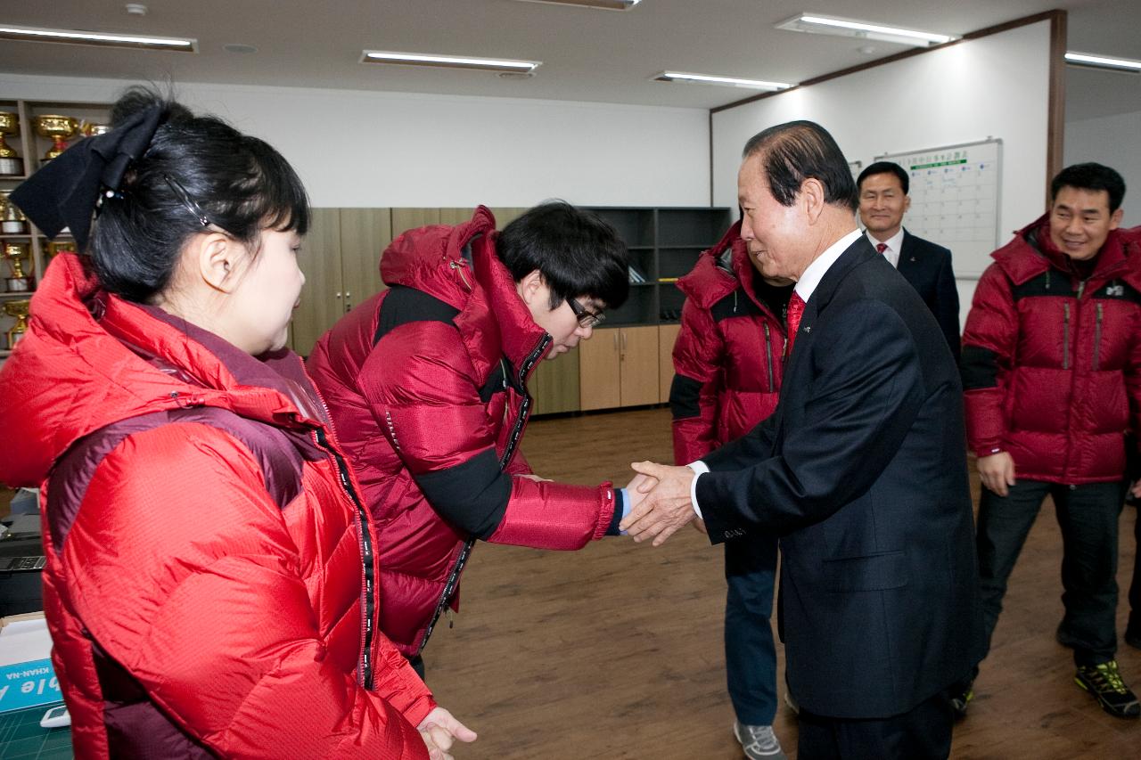 시장님께서 시민체육회 시무식 나와 선수들을 격려 하고있다.