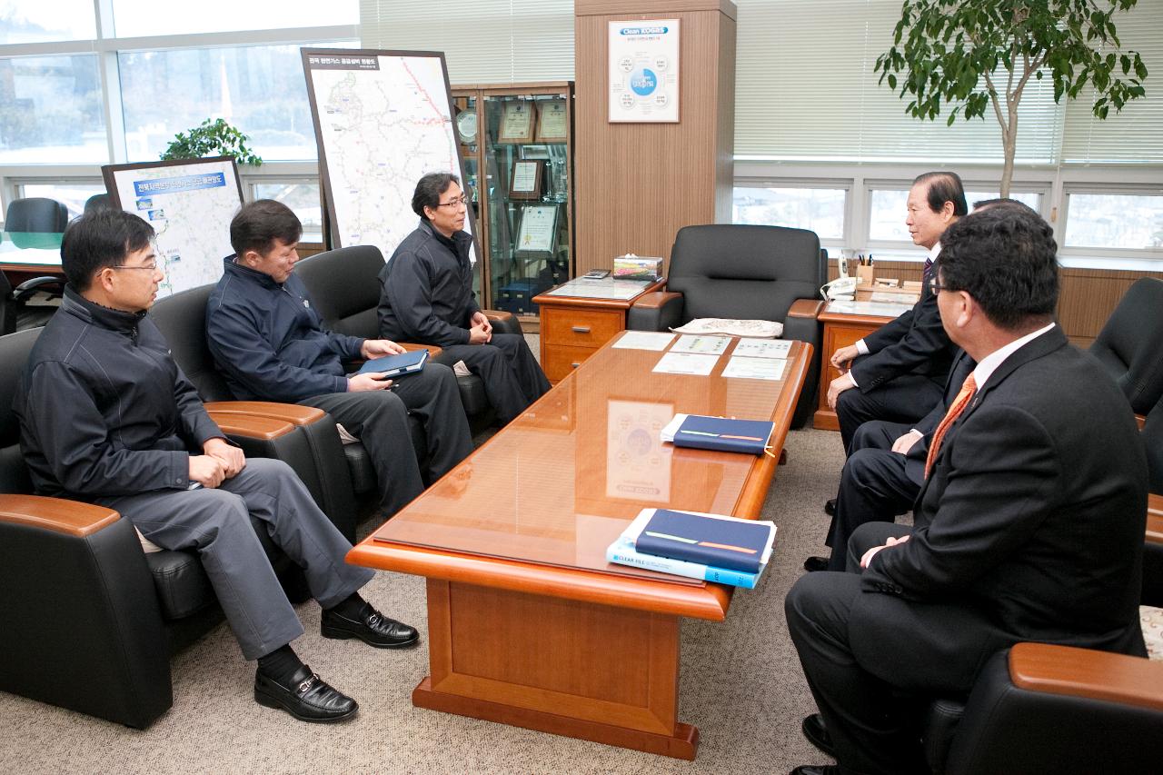 군산 시장님과 간담회중인 한국가스공사 전북지사 직원들.