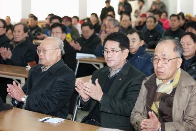 박수로 시작을 알리는 주민.