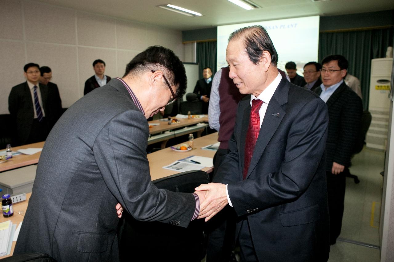 공단발전협의회 월례회의 참석자가 군산 시장님과 악수를 하고있다.