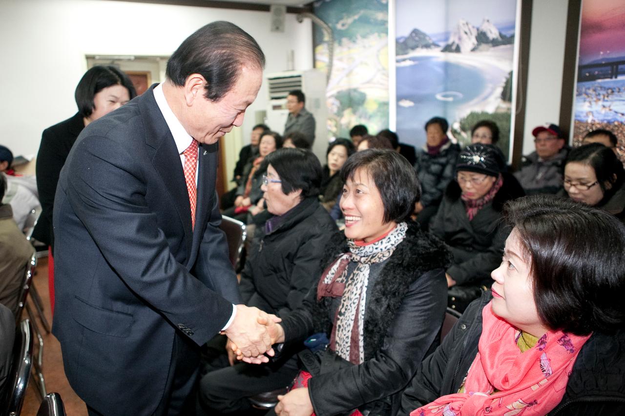 시장님과 인사하는 흥남동 주민.