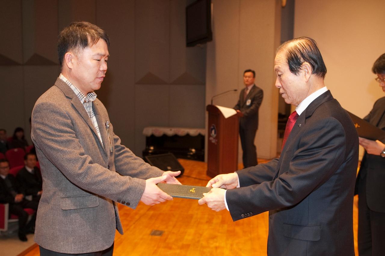 사령교부를 건네 주시는 군산 시장님.