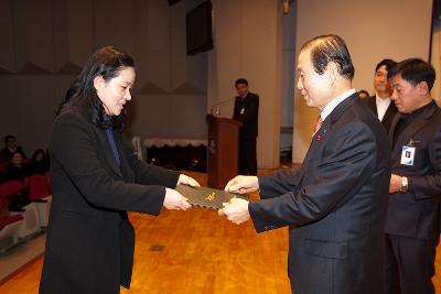 시장님이 시립예술단원에게 위촉장을 수여하는 모습