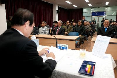 주민의 발표를 체크하는 시장님.